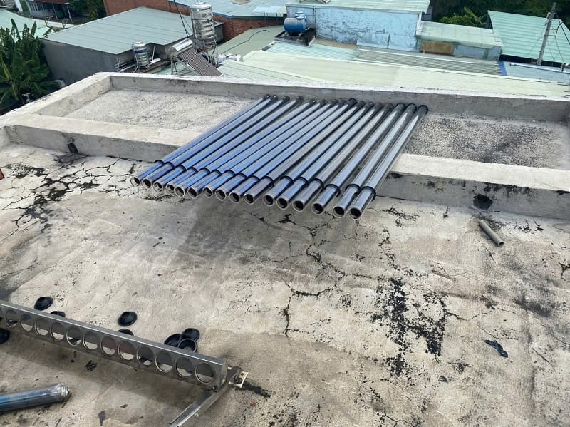 Thay ống thu nhiệt máy nước nóng NLMT
