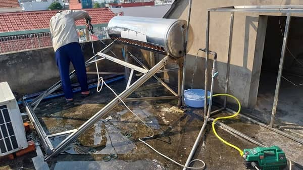 Vệ sinh máy nước nóng NLMT 