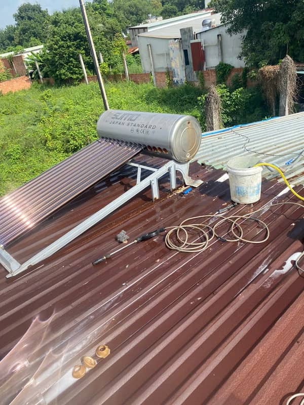 Vệ sinh máy nước nóng NLMT 